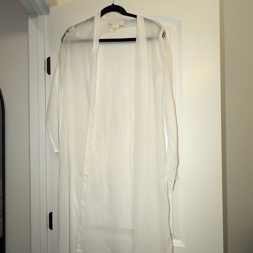 Meshki white robe